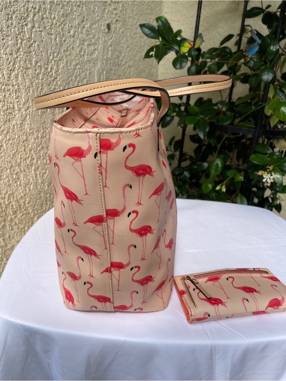 Kate Spade New York
SHORE STREET FESTIVE FLAMINGOS MARGARETA Tote and wallet set - Picture 5 of 16